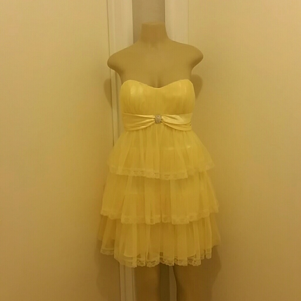 NWT Beautiful banana colored party dress